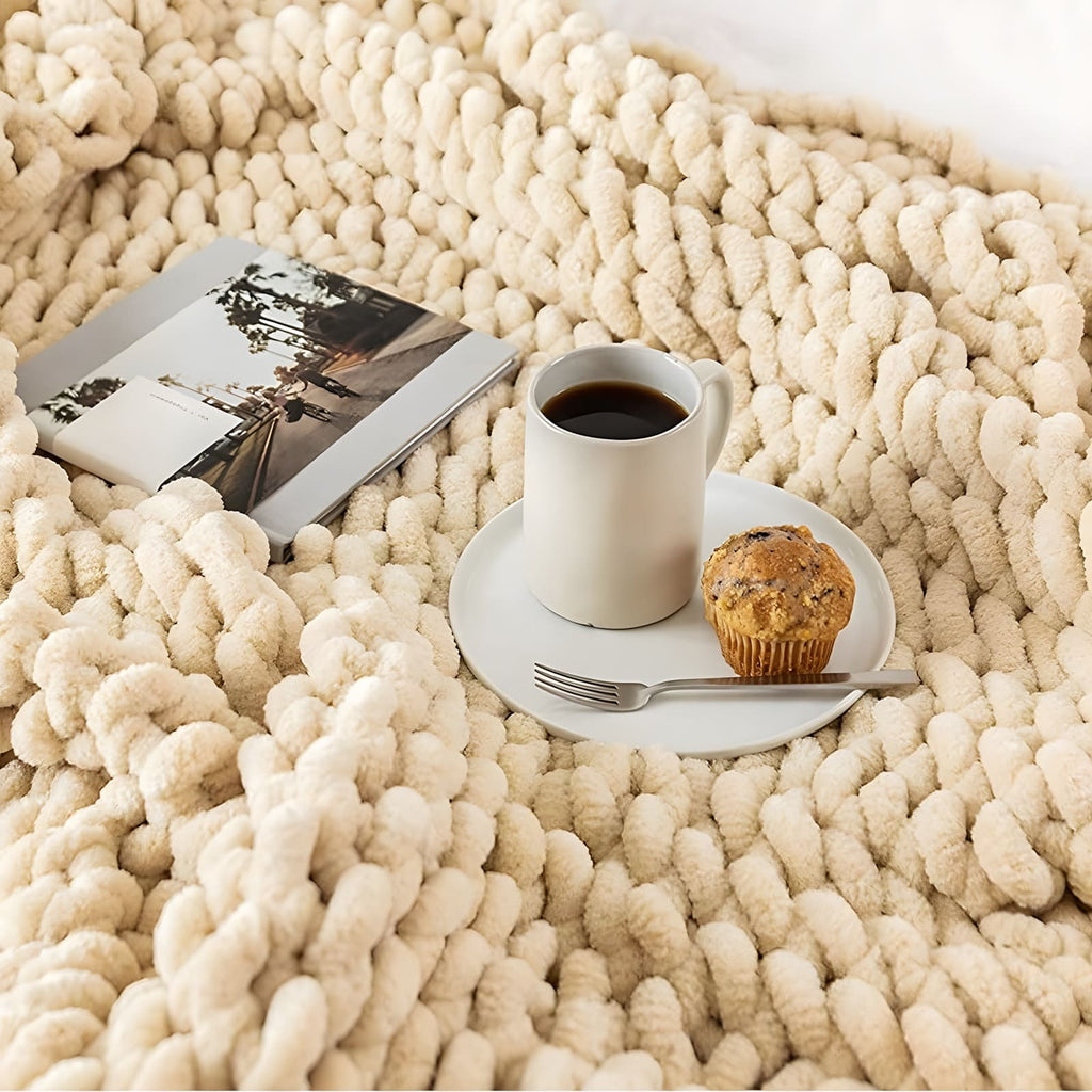 MOLNFLÄTA – grovstickad, silkesmjuk chenillepläd