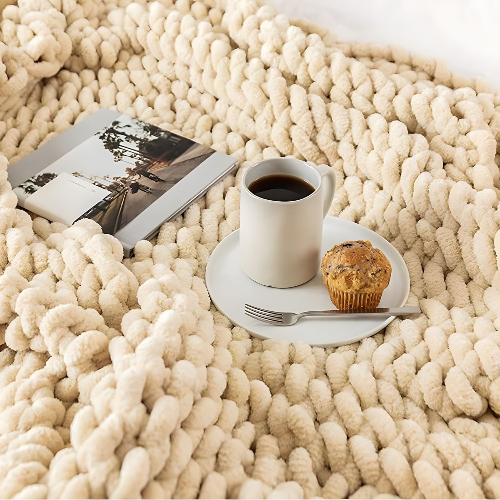 MOLNFLÄTA – grovstickad, silkesmjuk chenillepläd