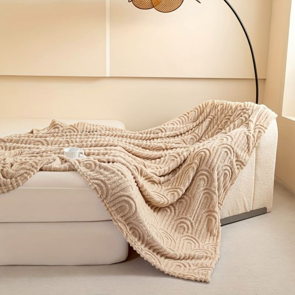 PELARVÅG – mjuk, vågmönstrad plyschpläd